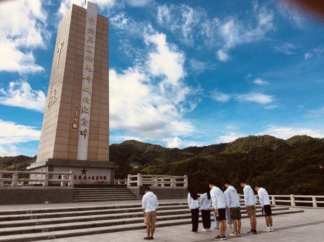 實踐隊向松毛嶺戰(zhàn)役中犧牲的烈士鞠躬默哀。福建船政交通職業(yè)學(xué)院供圖